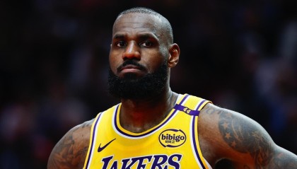 回家也要打！詹姆斯社媒晒出在家玩高尔夫游戏：巡回赛冠军